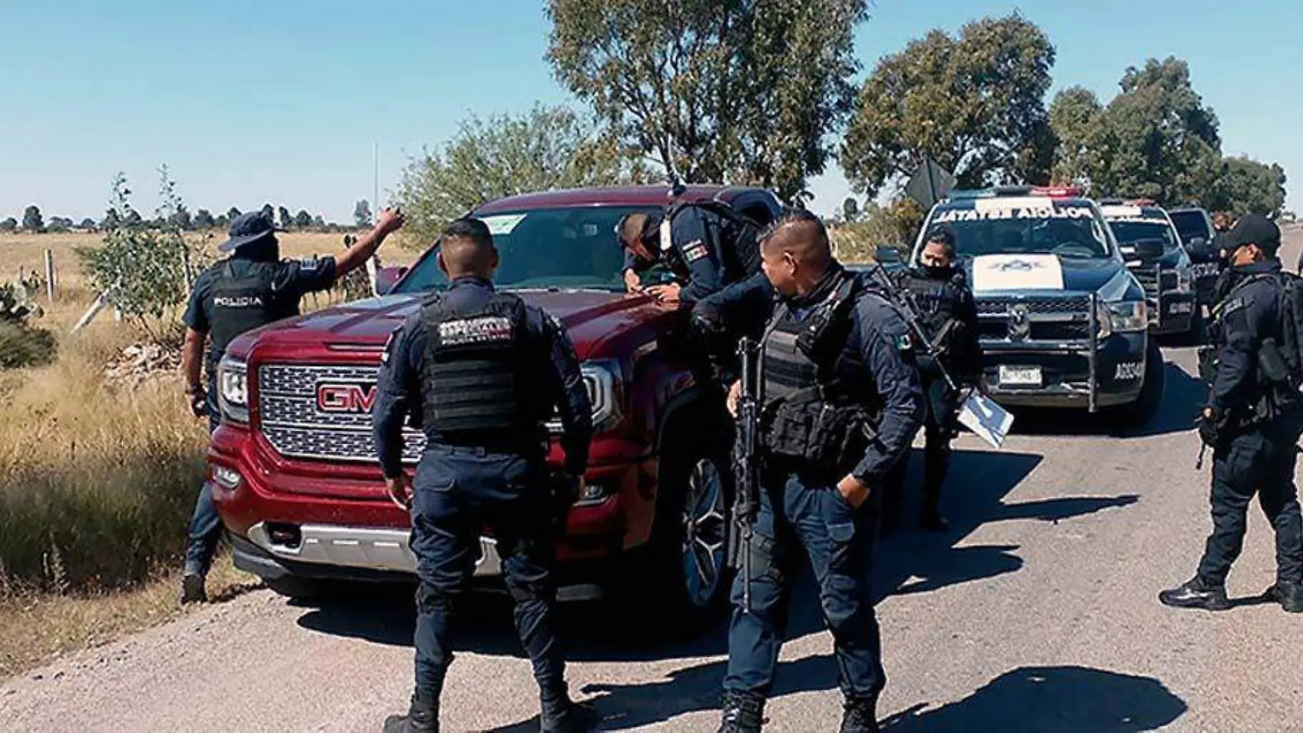 Policías de Aguascalientes durante operativo en carretera